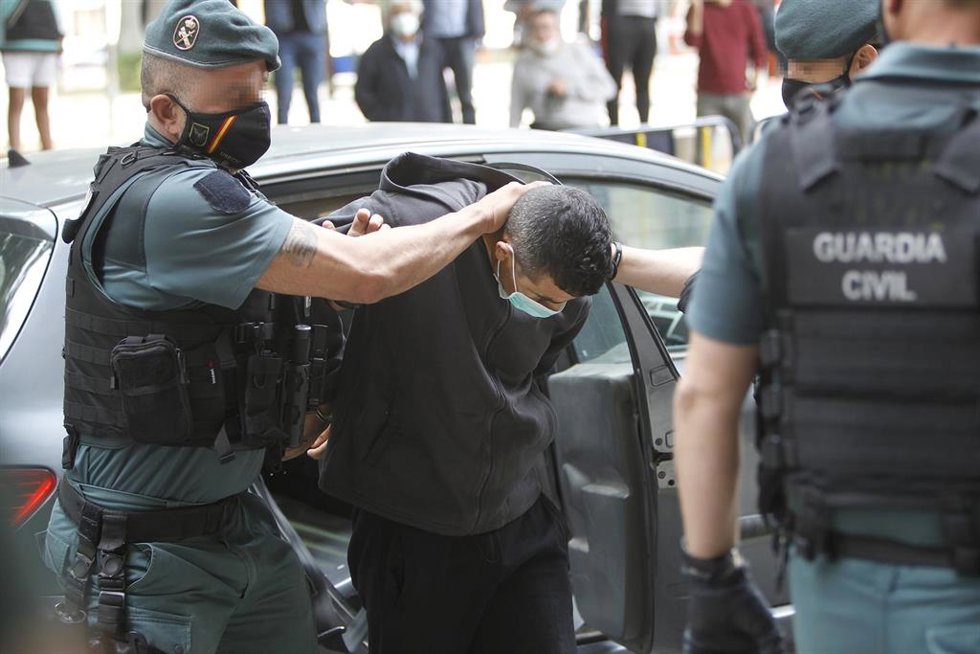 Archivo - Varios agentes de Guardia Civil llevan al presunto asesino de una mujer de 26 años y su hijo de siete, para pasar a disposición judicial, en Inca, a 19 de mayo de 2021, en Mallorca, Islas Baleares (España).