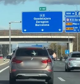 Archivo - Vehículo investigado porque uno de sus ocupantes viajaba enseñando las nalgas por la ventanilla.