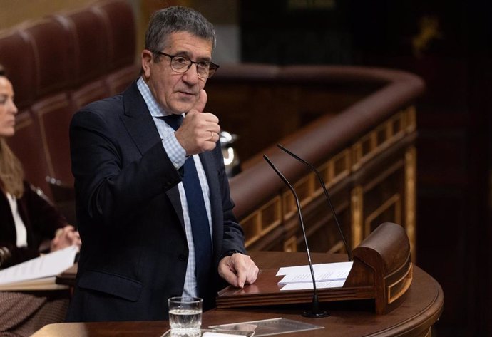 El portavoz del PSOE en el Congreso, Patxi López, interviene durante un pleno en el Congreso de los Diputados, a 20 de diciembre de 2023, en Madrid (España). Este es el último pleno de Nadia Calviño antes de abandonar el cargo para presidir el Banco Eur