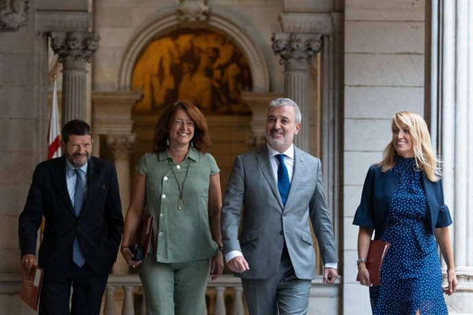 Archivo - El alcalde de Barcelona, Jaume Collboni, junto con los tenientes de alcalde Laia Bonet, Maria Eugnia Gay y Albert Batlle.