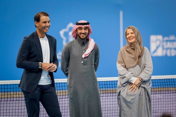 Archivo - De izquierda a derecha: Rafa Nadal; el ministro de Deportes, el Príncipe Abdulaziz bin Turki Al Saud; y la presidenta de la Federación de Tenis de Arabia Saudí, Arij Mutabagani