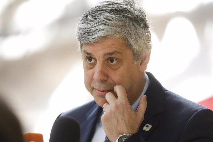 Archivo - 21 June 2019, Belgium, Brussels: President of the Eurogroup Mario Centeno speaks to media upon arrival to attend the second day of the EU summit meeting. Photo: Thierry Roge/BELGA/dpa