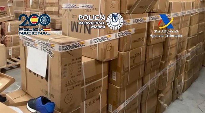 Desmantelados nueve establecimientos dedicados a la distribución de zapatillas falsificadas en Madrid, Toledo y Elche