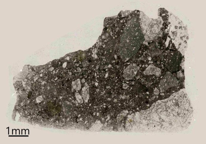 La muestra de meteorito lunar Tara Hayden investigó y descubrió con éxito el mineral acuífero apatita.