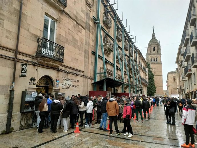 Colas para hacerse socios de Unionistas de Salamanca antes del partido con el FC Barcelona