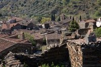 El pintoresco pueblo de arquitectura negra a 45 minutos de Madrid enclavado en la montaña
