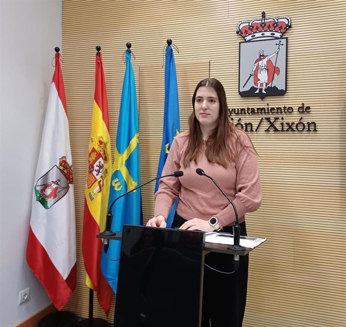 La portavoz de Podemos en el Ayuntamiento de Gijón, Olaya Suárez, en rueda de prensa en el Consistorio gijonés.
