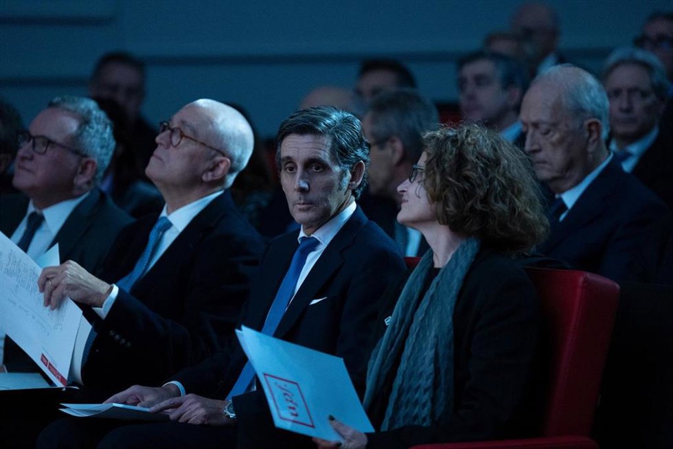 Archivo - (I-D) El presidente de la escuela UPF School of Management, Jaume Casals; El presidente ejecutivo de Telefónica, José María Álvarez-Pallete y La rectora de UPF, Laia de Nadal, durante la ceremonia de entrega del Premio Empresario del Año 2022,