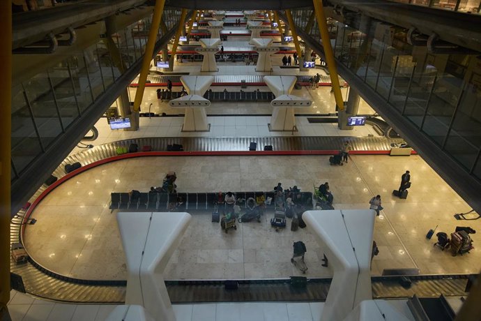 Archivo - Cintas transportadoras de maletas en el Aeropuerto Adolfo Suárez-Madrid Barajas, a 10 de diciembre de 2023, en Madrid (España).