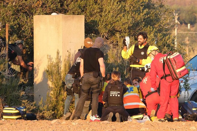 Archivo - Un grupo de sanitarios asisten a uno de los heridos en el lugar donde estaba detenido el hombre que ha herido con un arma de fuego a tres excompañeros y a un mosso desquadra en su huida, a 14 de diciembre de 2021, en Maspujols, Tarragona.