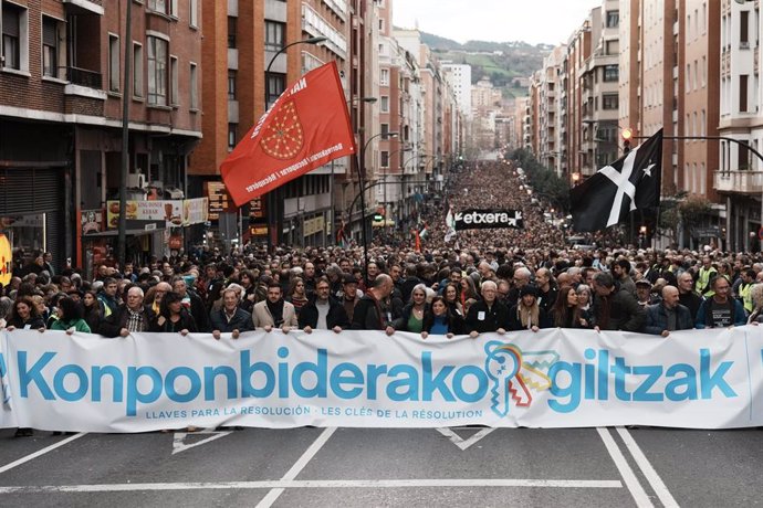 Archivo - Manifestación por los derechos de los presos de ETA convocada por Sare en Bilbao