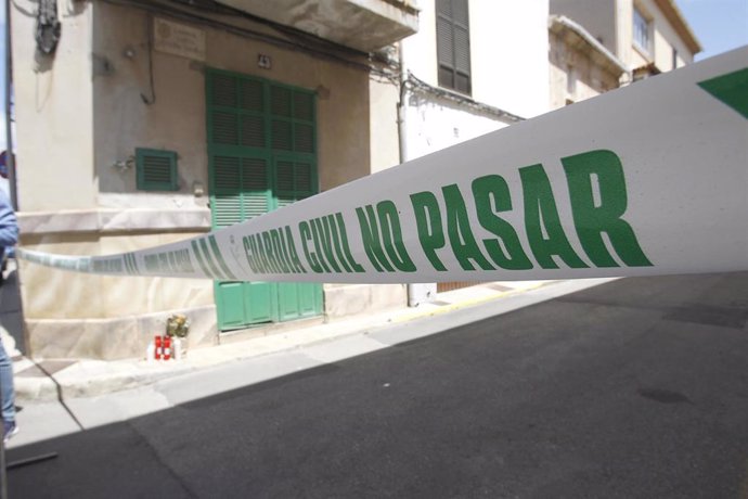 Archivo - Flores y velas en el domicilio donde en la tarde de ayer lunes, una mujer de 26 años y su hijo menor de siete años fueron asesinados por la expareja de la joven, a 18 de mayo de 2021, en Sa Pobla, Mallorca, Islas Baleares. 