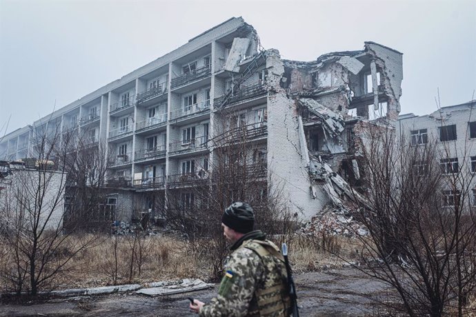 Archivo - Edificio alcanzado por un ataque del Ejército de Rusia en la ciudad ucraniana de Marinka, en la provincia de Donetsk (archivo)