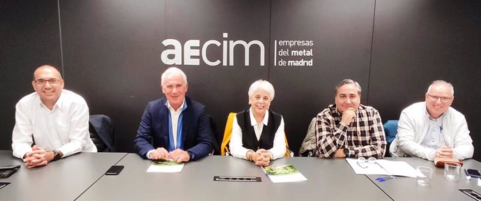 Firma del acuerdo entre Astrave y Uneca. Nacho Pérez, vicepresidente de Astrave, el presidente, Javier Navarro; y por parte de Uneca está la presidenta, Enriqueta Garrido, además de Carlos Martí, presidente de Gescomer y Antonio Orantes, presidente Acoa