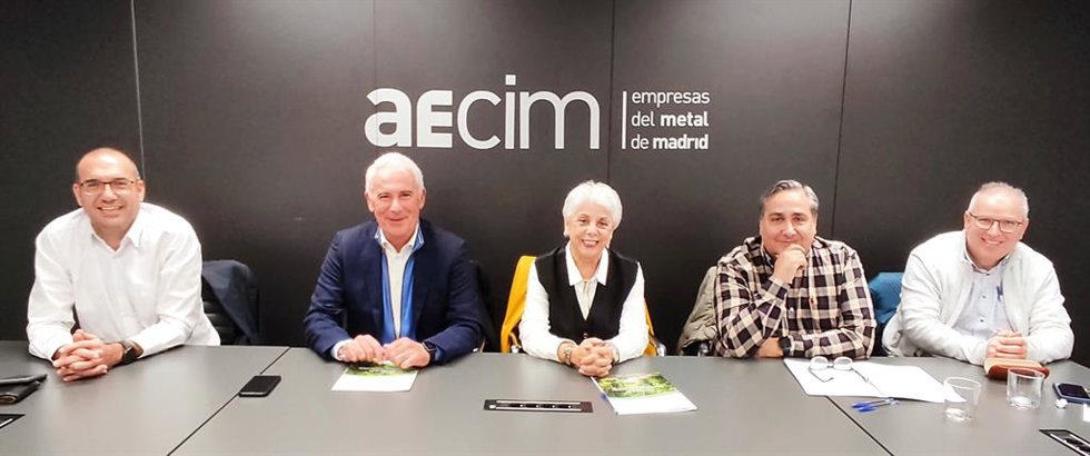 Firma del acuerdo entre Astrave y Uneca. Nacho Pérez, vicepresidente de Astrave, el presidente, Javier Navarro; y por parte de Uneca está la presidenta, Enriqueta Garrido, además de Carlos Martí, presidente de Gescomer y Antonio Orantes, presidente Acoa