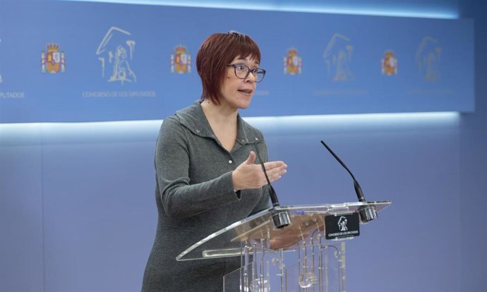 La diputada de Sumar gueda Micó interviene durante una rueda de prensa anterior a la Junta de Portavoces, a 16 de enero de 2024, en Madrid (España).