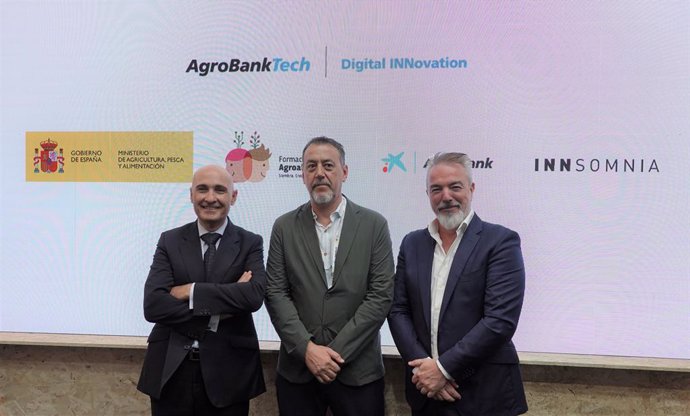 El director de AgroBank, Jaime Campos; el agritech manager de Innsomnia, José Ángel González; y el director de Red AgroBank, Carlos Seara