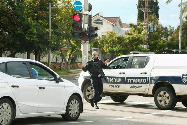 Un policía de Israel tras un ataque en la ciudad de Raanana, al norte de Tel Aviv