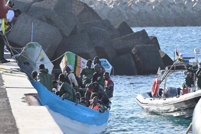 Archivo - Llegada de un cayuco al muelle de la Restinga, a 10 de enero de 2024, en El Hierro 