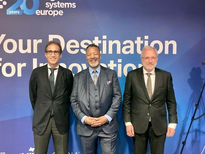 El director general del ISE, Mike Blackman, junto al presidente de Fira de Barcelona, Pau Relat, y el director general de Fira de Barcelona, Constantí Serrallonga