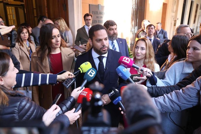 El secretario general de Vox, Ignacio Garriga, atiende a los medios en Palma.