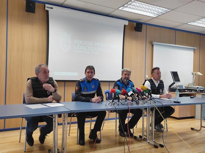 El jefe de la Policía Municipal de Pamplona, Antonio Sánchez, y el comisario Ángel Beortegui, con dos agentes que han participado en una investigación que ha derivado en once detenciones por un ajuste de cuentas.
