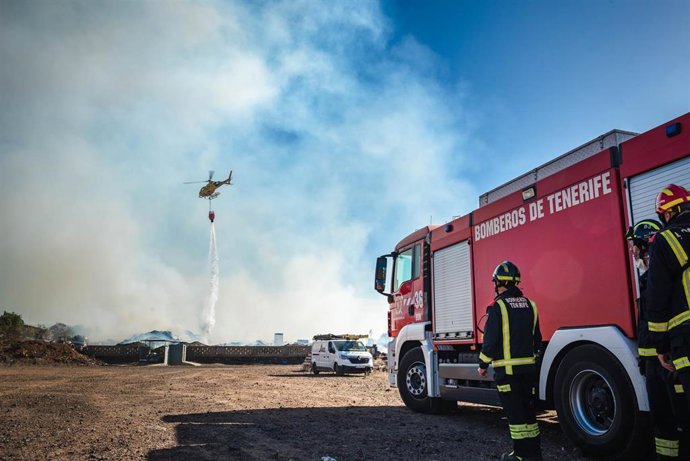 Bomberos en el incendio de la planta de compostaje de Arona