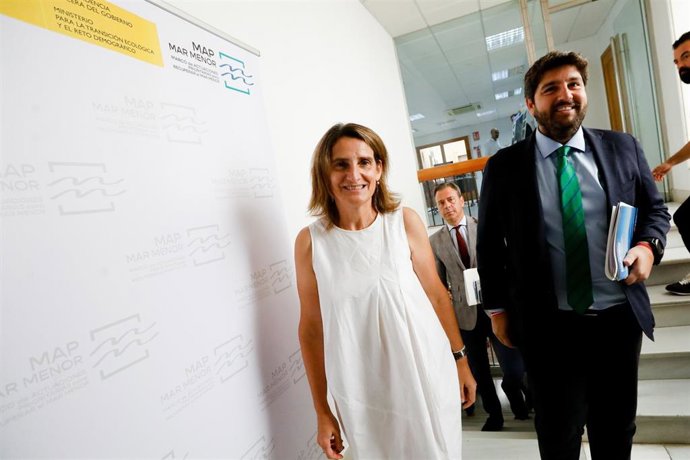 Archivo - El presidente de la Comunidad, Fernando López Miras, y la vicepresidenta tercera del Gobierno y ministra para la Transición Ecológica y el Reto Demográfico, Teresa Ribera, en una foto con motivo de la puesta en marcha de la Oficina del Mar Men