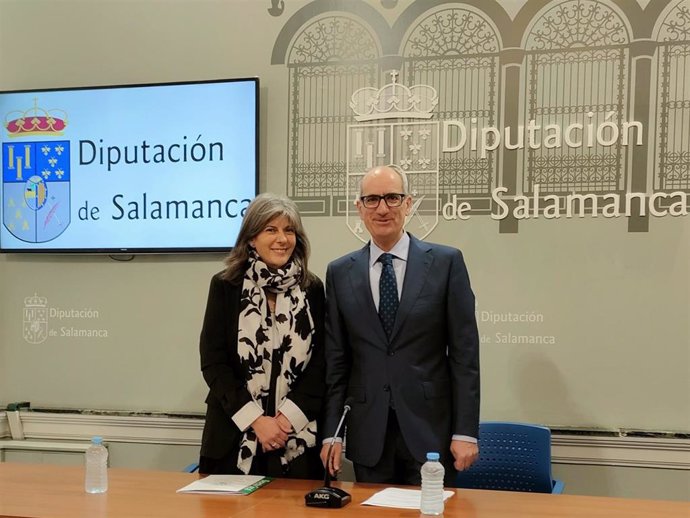 La diputada provincial Eva Picado (i) y el presidente de la institución salmantina, Javier Iglesias (d), en La Salina