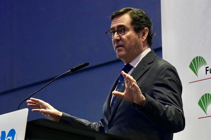 El pesidente de la CEOE, Antonio Garamendi, durante su  participación  en el Foro 'Diálogos 120 Aniversario ABC' a 18 de diciembre del 2023 en Málaga (Andalucía, España)