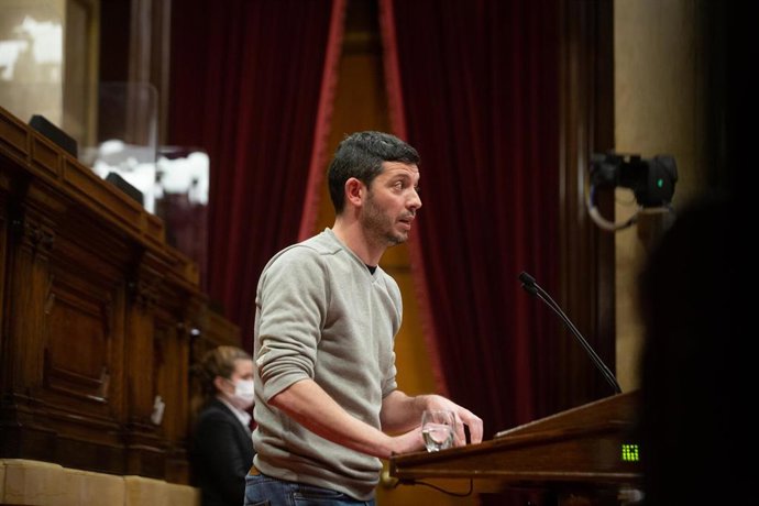 Archivo - El diputado de la CUP en el Parlament, Xavier Pellicer, interviene en un pleno en el Parlament, a 8 de febrero de 2022, en Barcelona, Cataluña (España). El Parlament ha recuperado el 100% del aforo de los diputados en el pleno de esta semana, 
