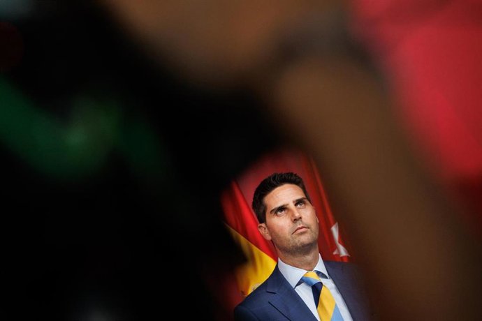 Archivo - El consejero de Educación, Ciencia y Universidades, Emilio Viciana, durante una rueda de prensa posterior al Consejo de Gobierno de la Comunidad de Madrid, en la Real Casa de Correos, a 30 de agosto de 2023, en Madrid (España). 