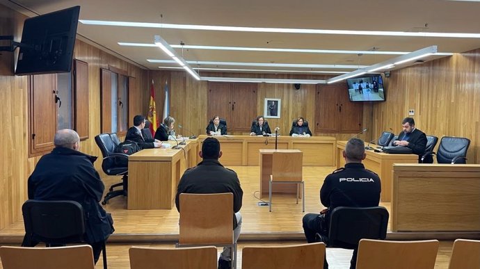 El hombre acusado de agredir sexualmente a su pareja en Lugo, que ha aceptado una pena de seis años de cárcel y la expulsión del país, durante el juicio celebrado este martes en la Audiencia Provincial de Lugo. En Lugo, a 16 de enero de 2024.