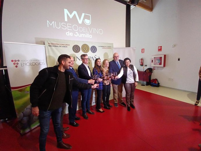 La consejera de Agua, Agricultura, Ganadería y Pesca, Sara Rubira, junto a la alcaldesa de Jumilla y resto de participantes en la presentación de VinEspaña 2024.