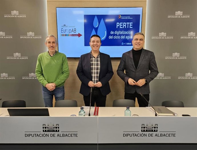 El presidente de la Diputación de Albacete, Santi Cabañero, presentando la concurrencia de la Institución provincial al PERTE de Digitalización del Ciclo del Agua.
