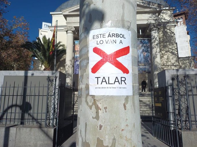 Cartel contra las talas de árboles afectados por las obras de ampliación de la L11 de Metro de Madrid