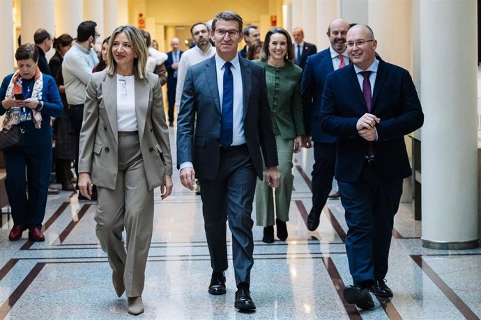 El presidente del Partido Popular, Alberto Núñez Feijóo (c), junto al portavoz del PP en el Congreso, Miguel Tellado (d) y la portavoz del PP en el Senado, Alicia García (i), durante la reunión de los grupos parlamentarios del PP del Congreso y del Sena