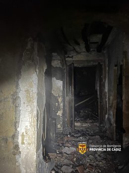 Bomberos actúan en el incendio de una vivienda en Alcalá del Valle, que quedó completamente calcinada.