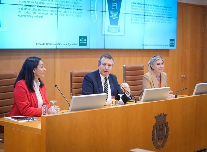 En la imagen, de izquierda a derecha, la diputada de Cohesión Social e Igualdad, el presidente de la Diputación y la directora del área de Cohesión Social.