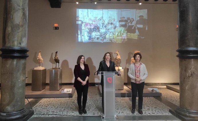 La alcaldesa de Zaragoza, Natalia Chueca, junto a la consejera municipal de Cultura, Educación y Turismo, Sara Fernández, y la jefa del Servicio de Cultura, Romana Erice, en el Museo Pablo Gargallo.