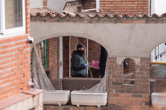 Un agente de la Guardia Civil durante una operación policial antiyihadista, a 16 de enero de 2024, en Martorell, Barcelona, Catalunya (España). 