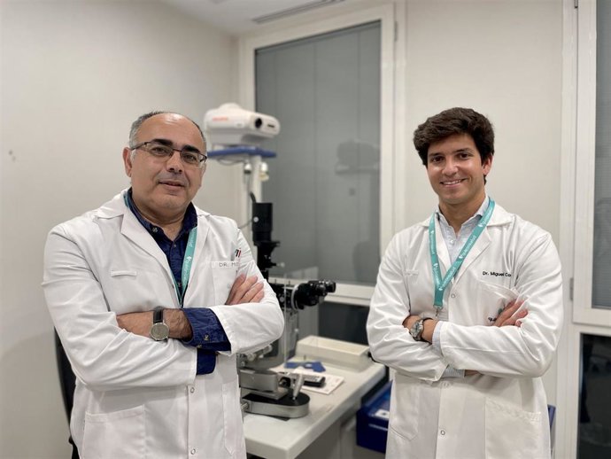 Los oftalmólogos Miguel Contreras y Antonio Uceda, especialistas de la Unidad de Cirugía Láser Ocular del Hospital Quirónsalud Infanta Luisa.