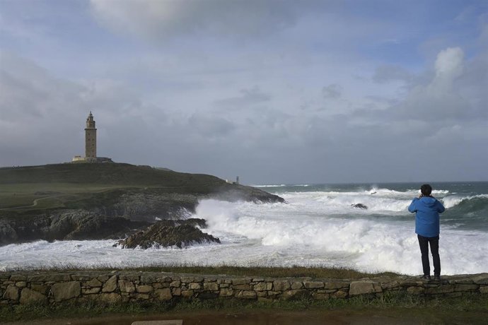 Archivo - Una persona toma fotografías del oleaje en los alrededores de la Torre de Hércules, durante el paso de la borrasca Ciarán, a 3 de noviembre de 2023, en A Coruña, Galicia.