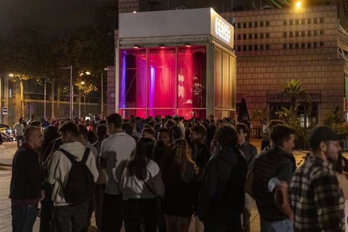 Archivo - Grupos de jóvenes en las inmediaciones de un local de ocio nocturno