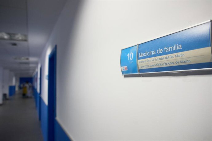 Un cartel que anuncia una de las salas de un médico de familia en el centro de salud 'Isla de Oza'