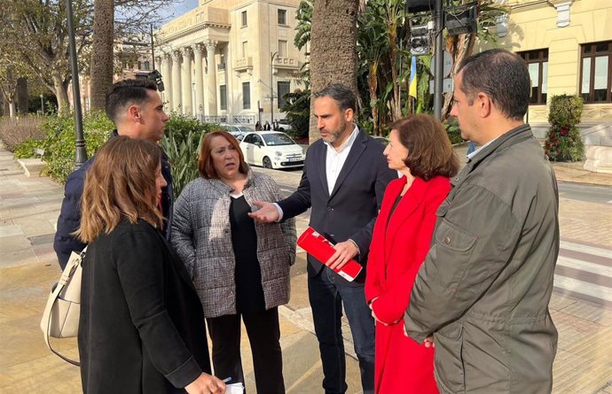 El portavoz municipal socialista, Daniel Pérez, junto a concejales del PSOE