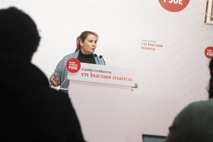Tita García Élez durante la rueda de prensa en la sede del PSOE de Castilla-La Mancha.