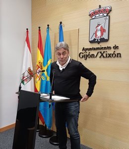 El concejal del Grupo Municipal Socialista del Ayuntamiento de Gijón José Ramón Tuero, en rueda de prensa en el Consistorio gijonés.