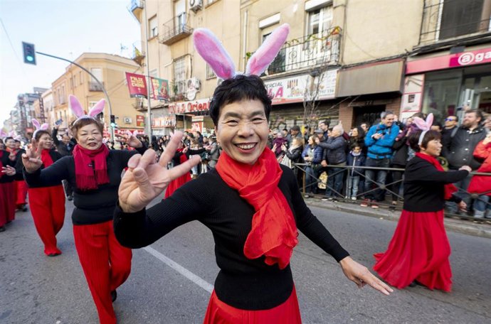 Archivo - Un hombre con unas orejas de conejo durante la celebración del pasacalles del Año Nuevo Chino 2023