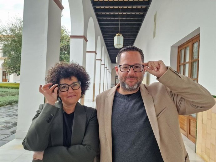 Los diputados de Adelante Andalucía, Maribel Mora y José Ignacio García, exhiben sus gafas este martes en los pasillos del Parlamento de Andalucía.